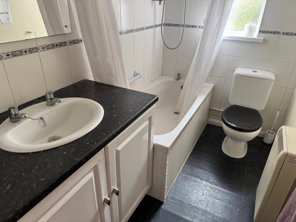 Lot: 156 - DOUBLE BAY WINDOW TWO-BEDROOM SEMI-DETACHED BUNGLAOW - Bathroom